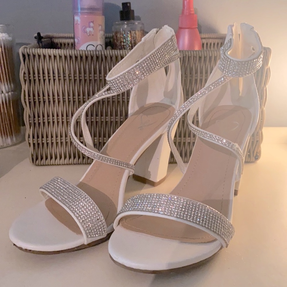 White heels from Windsor with silver diamonds.